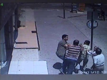Vatandaşlar Yakaladıkları Hırsızı Polise Teslim Etti