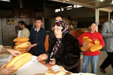 Vatandaşların tepkisi ekmeğe verilen zam geri çektirdi