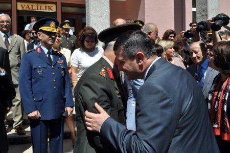 Vatandaşlarla Bayramlaşan Vali Arslan, Balıkesir'e Veda Etti