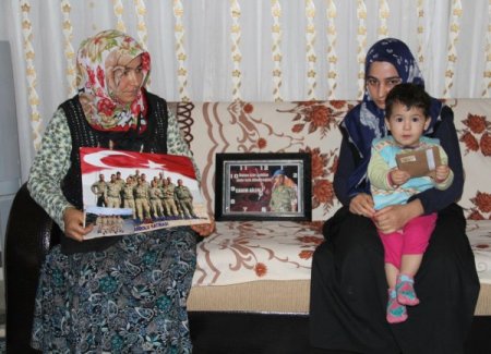 Vatani görevini yapan evli mehmetçiklerin gözü arkada kalıyor