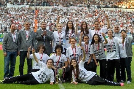 Veda maçında İnönü Stadı tamamen doldu