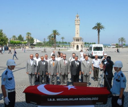 Vefat Eden Karaosmanoğlu İçin İzmir Valiliği'nde Tören Düzenlendi
