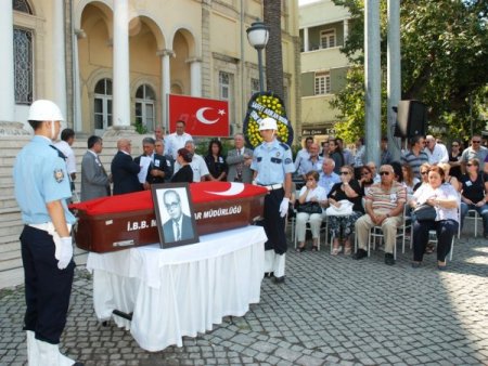 Vefat Eden Karaosmanoğlu İçin İzmir Valiliği'nde Tören Düzenlendi