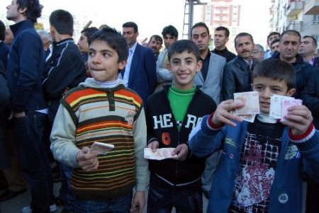 Vekil 50 Lirayı, 5 Lirayla Karıştırınca Çocuklar Çifte Bayram Yaşadı