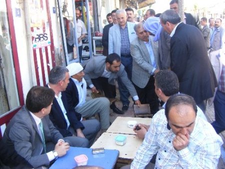 Vekiller, Viranşehir’de esnafla sokakta çay içti