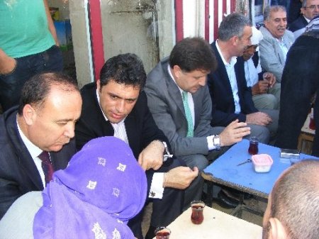 Vekiller, Viranşehir’de esnafla sokakta çay içti