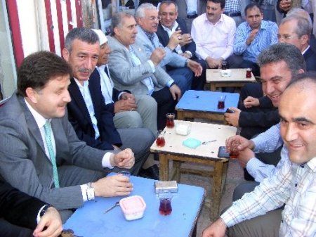 Vekiller, Viranşehir’de esnafla sokakta çay içti