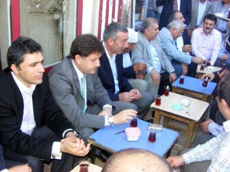 Vekiller, Viranşehir’de esnafla sokakta çay içti