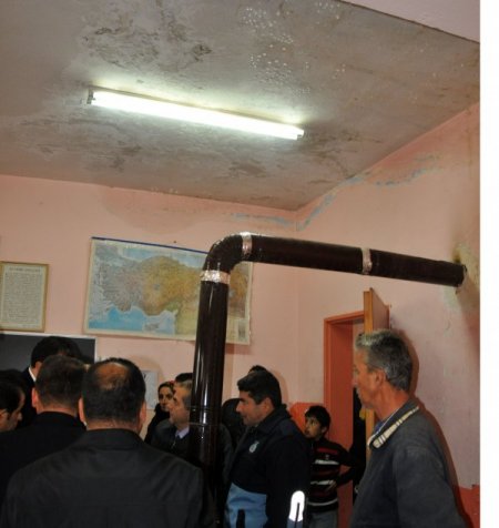 Veliler, duvarları çatlak okula çocuklarını göndermeme kararı aldı