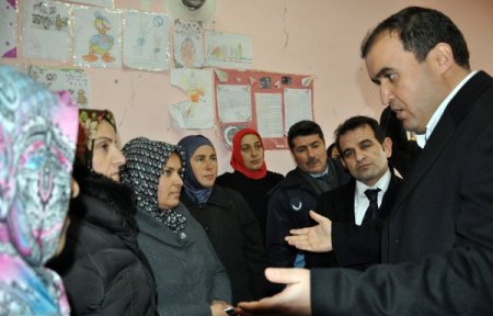 Veliler, duvarları çatlak okula çocuklarını göndermeme kararı aldı