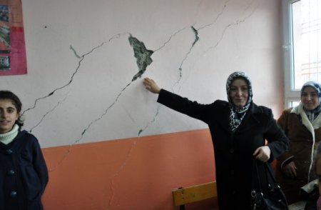 Veliler, duvarları çatlak okula çocuklarını göndermeme kararı aldı