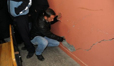 Veliler, duvarları çatlak okula çocuklarını göndermeme kararı aldı