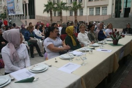 Veliler, kardeş okul için yemeklerini yarıştırdı