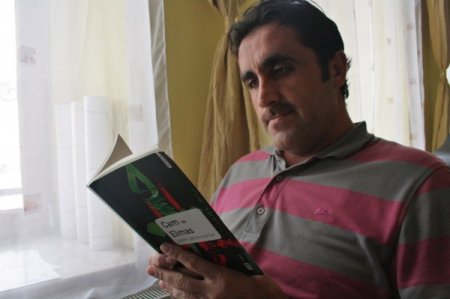 Veliler, kitap okuyarak çocuklarına örnek olacak