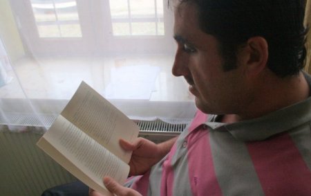 Veliler, kitap okuyarak çocuklarına örnek olacak