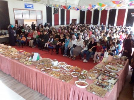 Veliler aşure yapmakta yarıştı