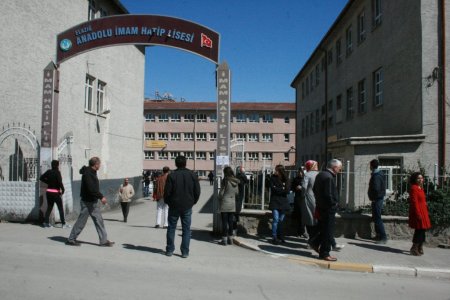 Veliler dışarıda öğrenciler ise içeride terledi