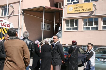 Veliler dışarıda öğrenciler ise içeride terledi