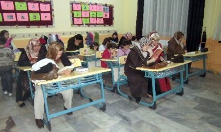 Veliler öğrencilerle beraber okulda kitap okuyor