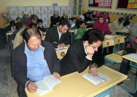 Veliler öğrencilerle beraber okulda kitap okuyor