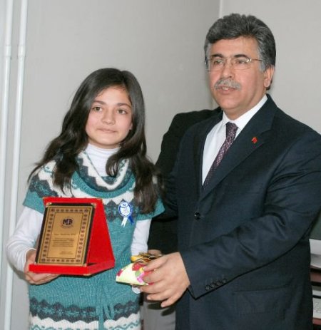 Vergi Konulu Şiir Yarışmasında Dereceye Giren Öğrenciler Ödüllendirildi