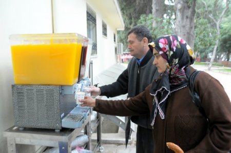 Vergi Ödemeye Gelenlere Limonata Ve Çay İkramı