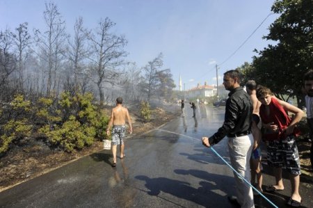 Villaların Yanında Çıkan Orman Yangını Tatilcileri Korkuttu