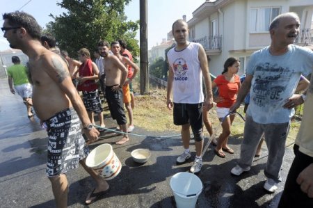 Villaların Yanında Çıkan Orman Yangını Tatilcileri Korkuttu