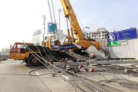 Vinç, elektrik direklerini yıktı: 6 yaralı