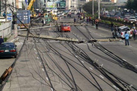 Vinç, elektrik direklerini yıktı: 6 yaralı