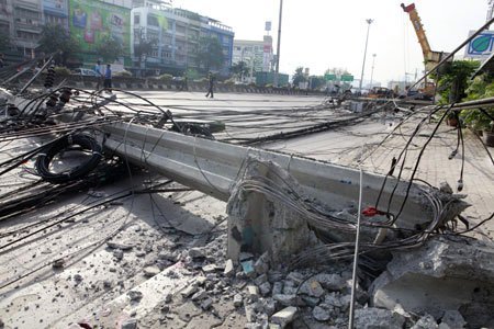 Vinç, elektrik direklerini yıktı: 6 yaralı