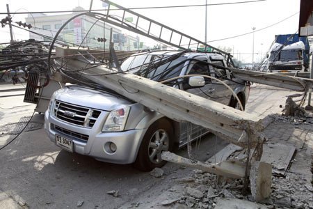 Vinç, elektrik direklerini yıktı: 6 yaralı