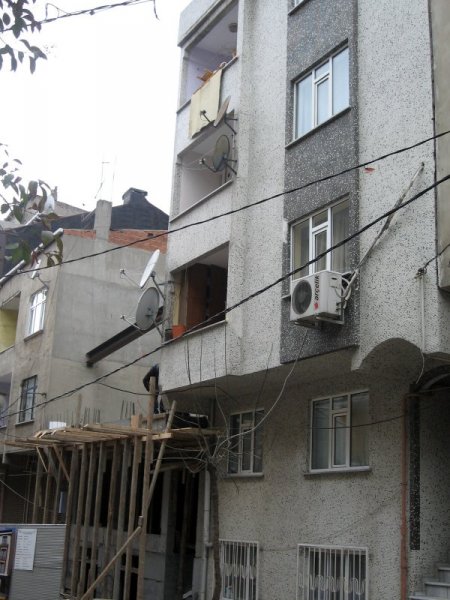 Vinç Desteğiyle Ayakta Duran Binanın Sakinleri Evlerine Döndü