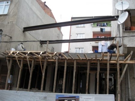 Vinç Desteğiyle Ayakta Duran Binanın Sakinleri Evlerine Döndü