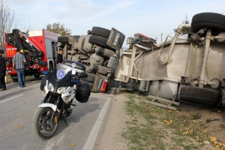 Virajda devrilen TIR'ın sürücüsü yaralandı