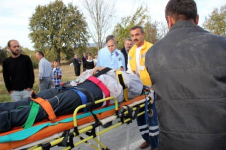 Virajda devrilen TIR'ın sürücüsü yaralandı