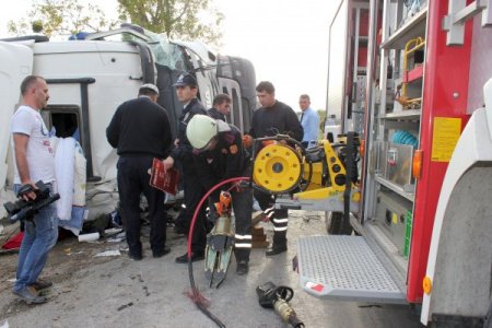 Virajda devrilen TIR'ın sürücüsü yaralandı