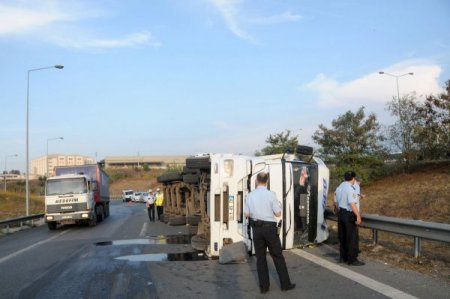 Virajda yükü kayan TIR devrildi, sürücü yaralandı