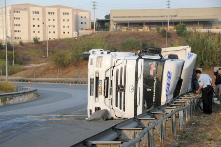Virajda yükü kayan TIR devrildi, sürücü yaralandı