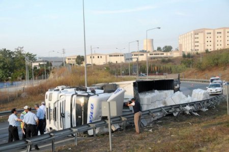 Virajda yükü kayan TIR devrildi, sürücü yaralandı