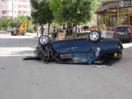 Virajı alamayan araç karşı şeritte takla attı