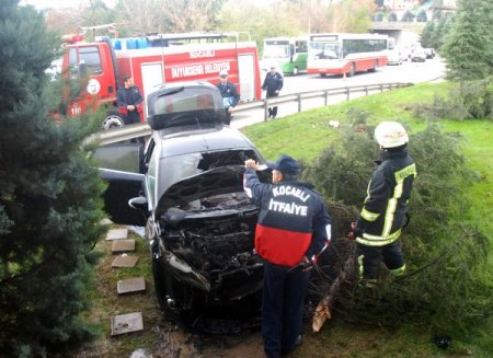 Virajı alamayan kadın sürücünün otomobili, alev aldı