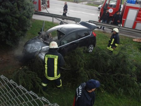 Virajı alamayan kadın sürücünün otomobili, alev aldı