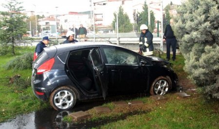 Virajı alamayan kadın sürücünün otomobili, alev aldı