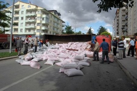 Virajı Alamayan Kamyon Devrildi, Gübre Torbaları Yola Yayıldı