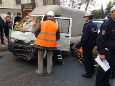 Virajı alamayan kamyonet park halindeki araca çarptı: 1 yaralı