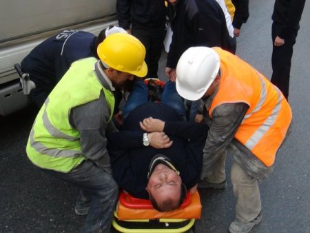 Virajı alamayan kamyonet park halindeki araca çarptı: 1 yaralı