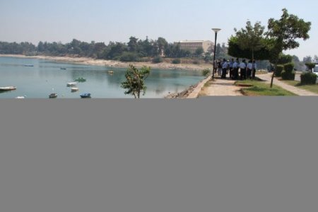 Virajı alamayan otomobil baraja uçtu: 4 yaralı