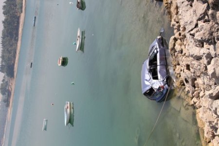 Virajı alamayan otomobil baraja uçtu: 4 yaralı