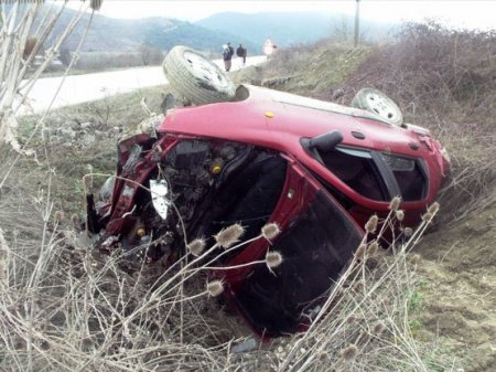 Virajı Alamayan Otomobil Şarampole Yuvarlandı: 2 Yaralı